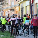 Druhý ročník cyklistického projektu Vrchárska koruna Trenčianska odštartovali nočným výjazdom na hrad Beckov