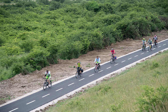 Prvých 13,4 km Vážskej cyklotrasy dnes župa odovzdala verejnosti. Niektorí cyklisti to označujú za udalosť roka