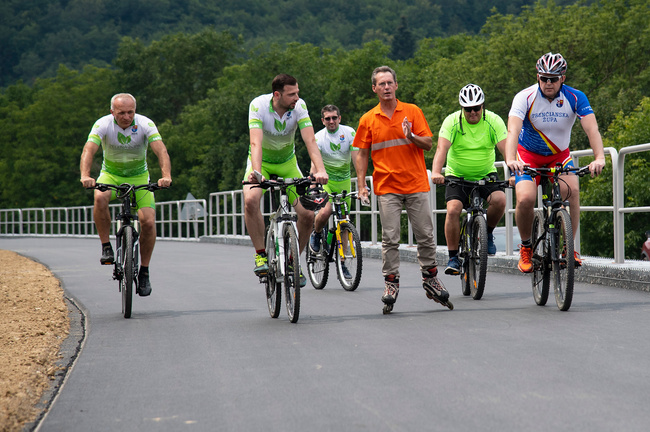 Po cyklotrase, ktorú župa stavia medzi Púchovom a Nimnicou, sa cyklisti prevezú už toto leto