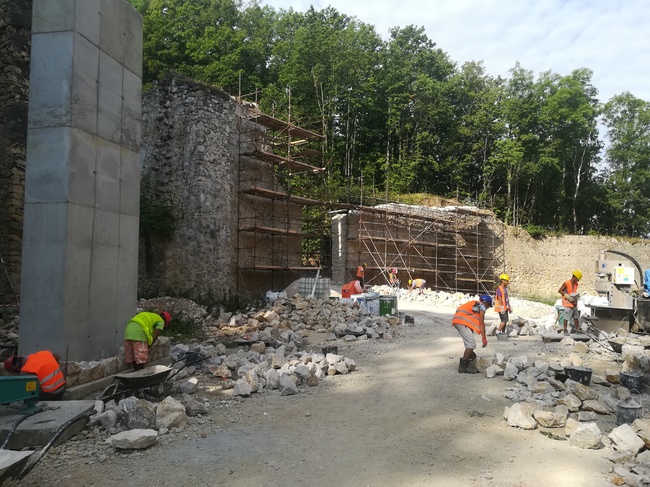Práce na Južnom opevnení Trenčianskeho hradu pokračujú aj v auguste