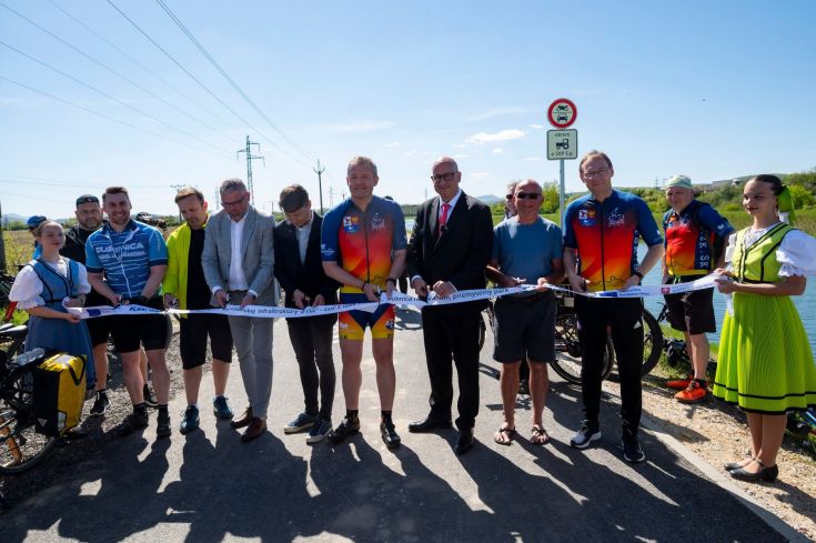 Stovky nadšencov cyklistiky otvorili spoločnou jazdou nový úsek Vážskej cyklomagistrály
