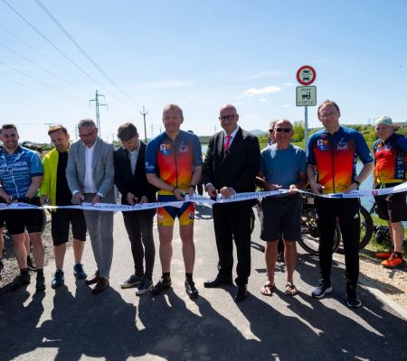 Stovky nadšencov cyklistiky otvorili spoločnou jazdou nový úsek Vážskej cyklomagistrály